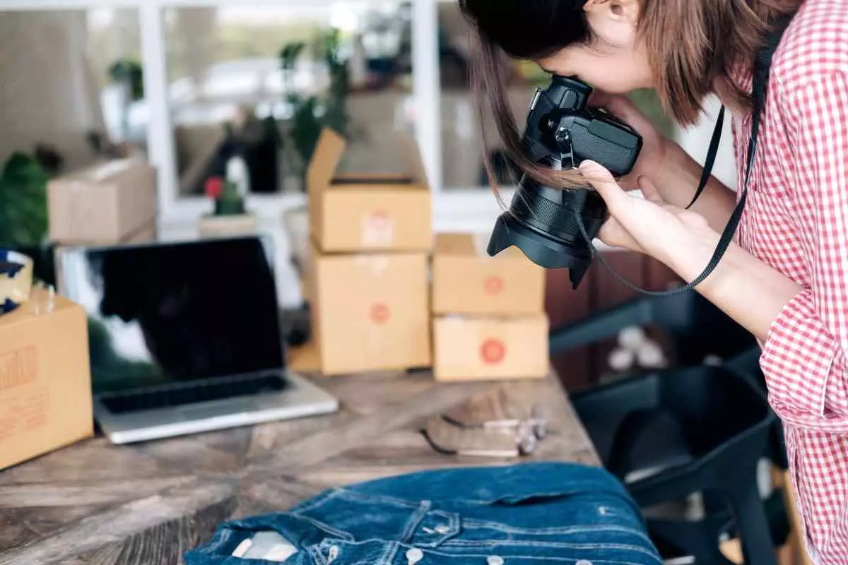 Individual photographing clothing.