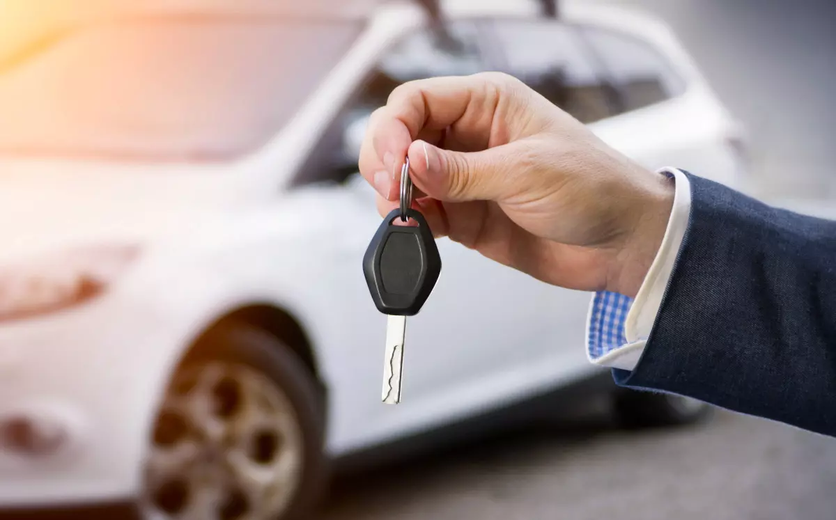 A student handing their key to a renter. 