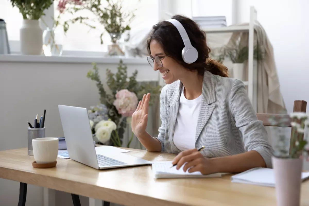 Virtual assistant in an online meeting